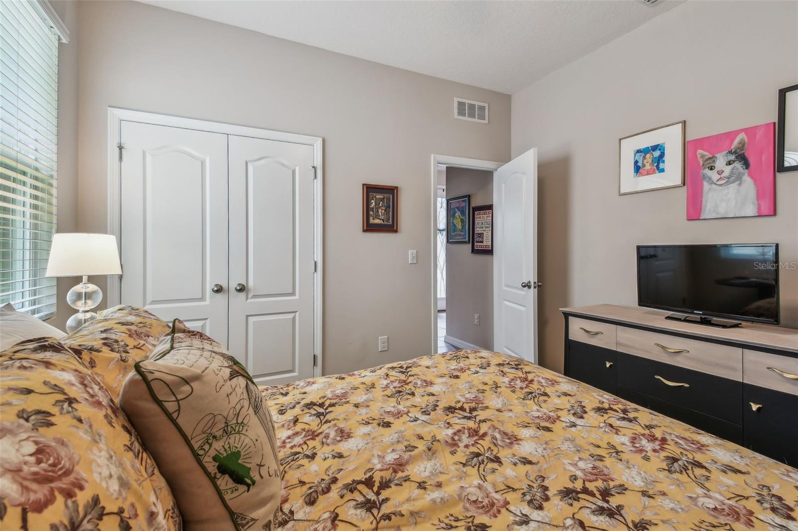 Listing photo id 10 for 6467 Seasound Drive