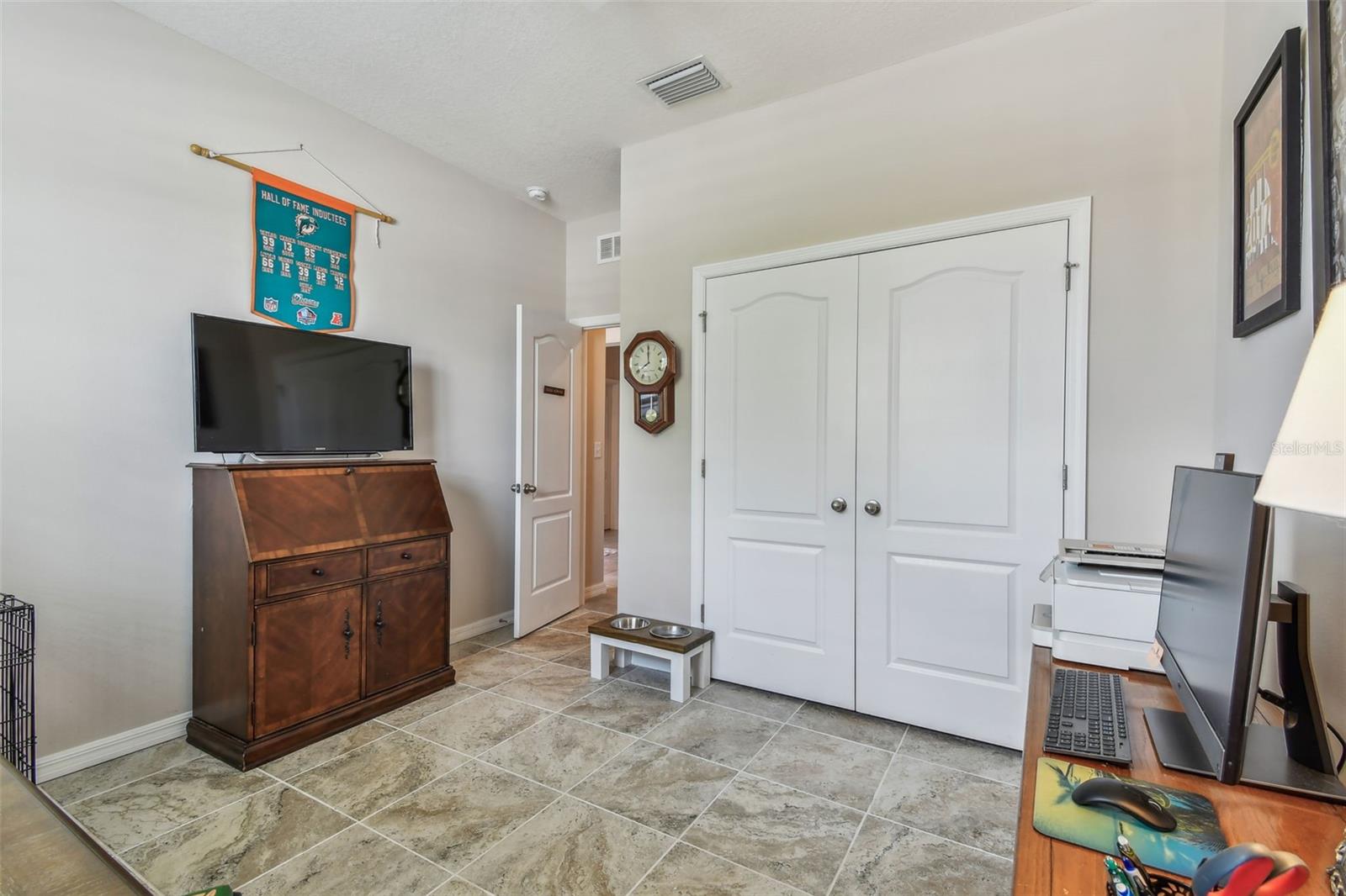 Listing photo id 14 for 6467 Seasound Drive