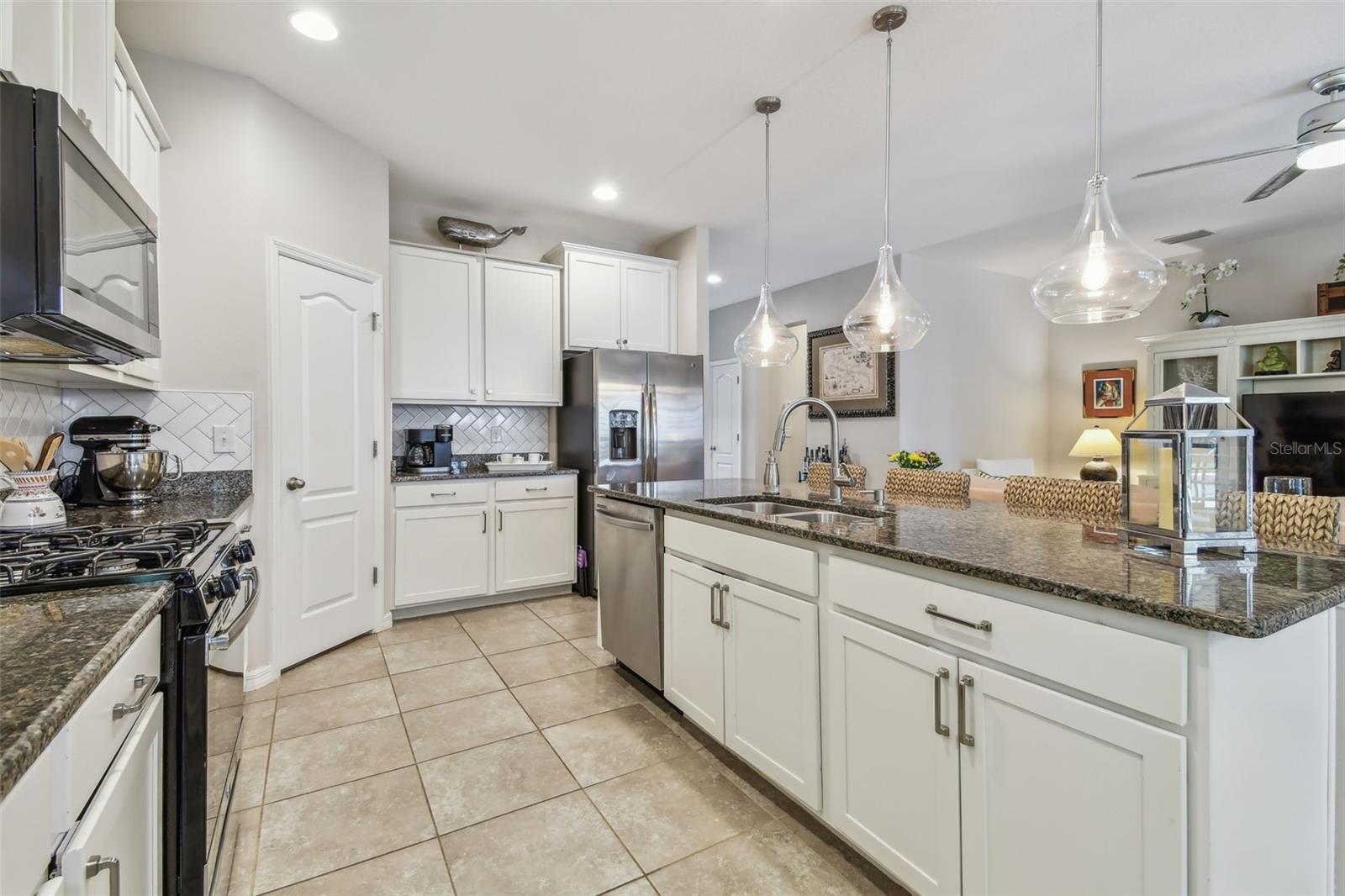 Listing photo id 25 for 6467 Seasound Drive