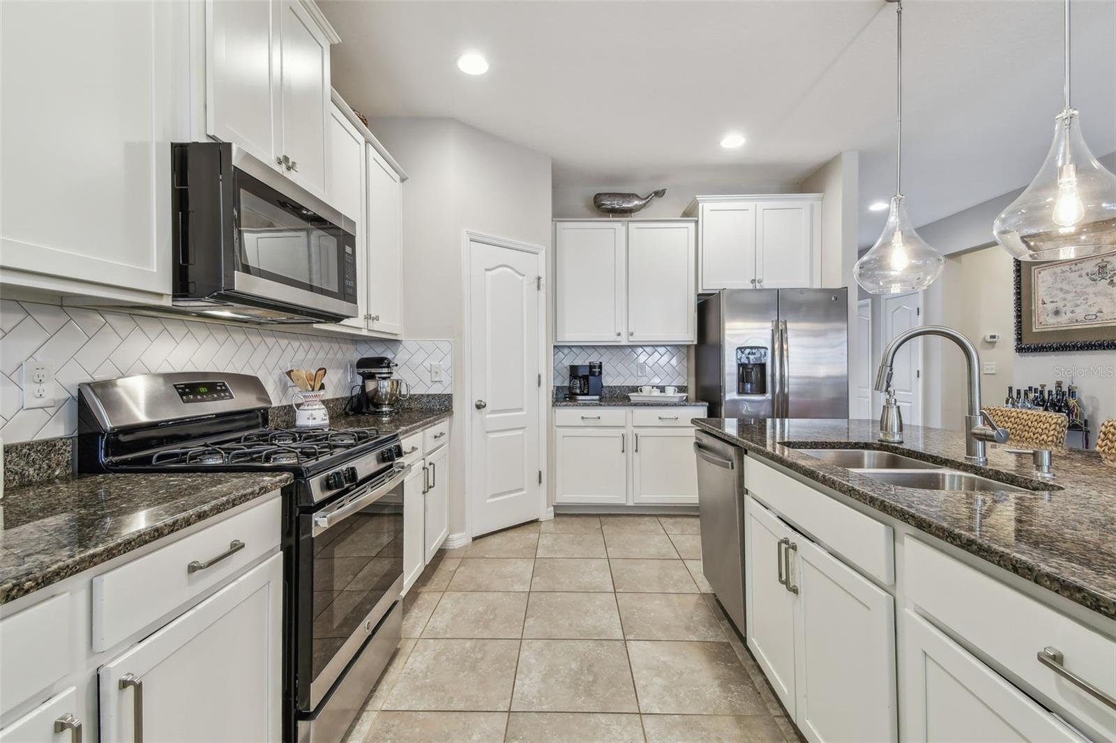 Listing photo id 26 for 6467 Seasound Drive
