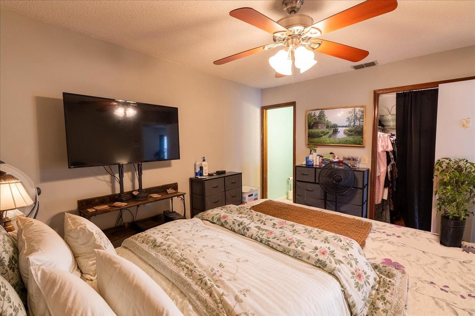 Listing photo id 12 for 35077 Whispering Oaks Blvd