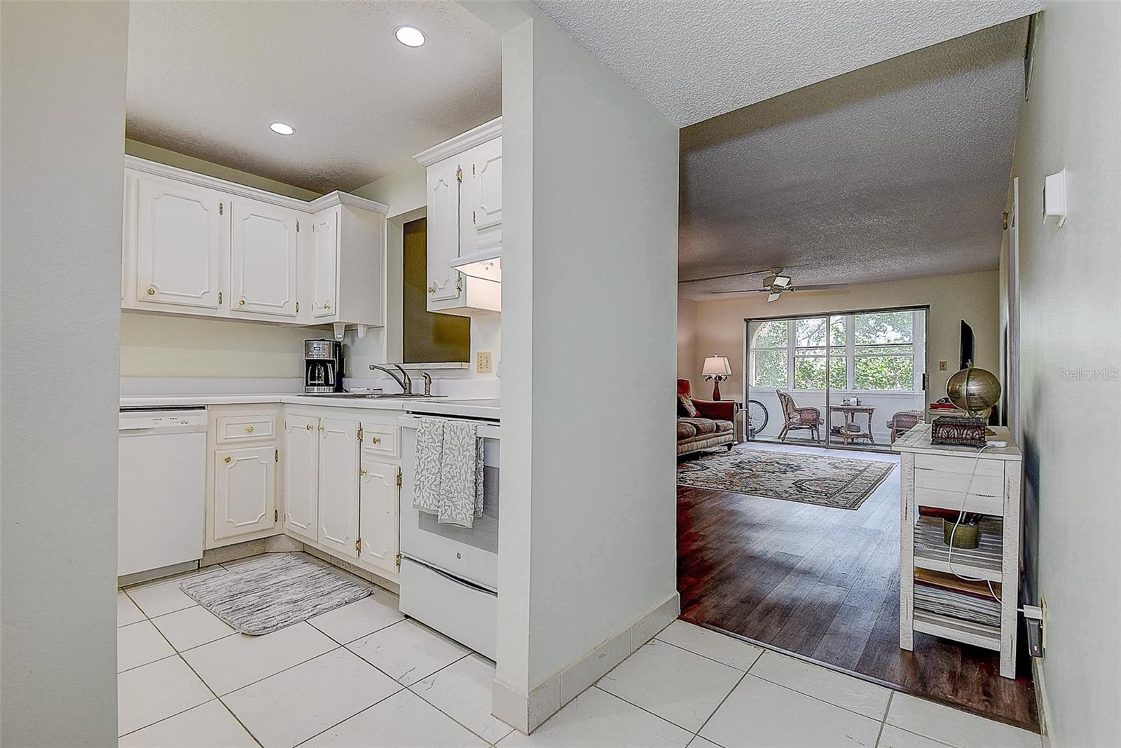 Image 4 of 37 For 11485 Oakhurst Road 310