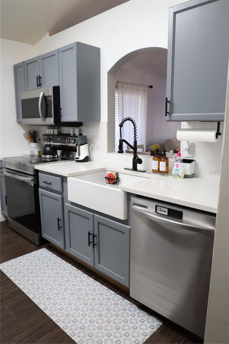 Listing photo id 2 for 1006 Harvest Moon Drive