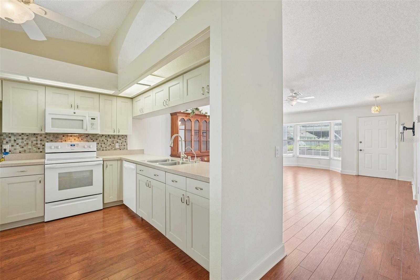 Listing photo id 12 for 38237 Eucalyptus Drive