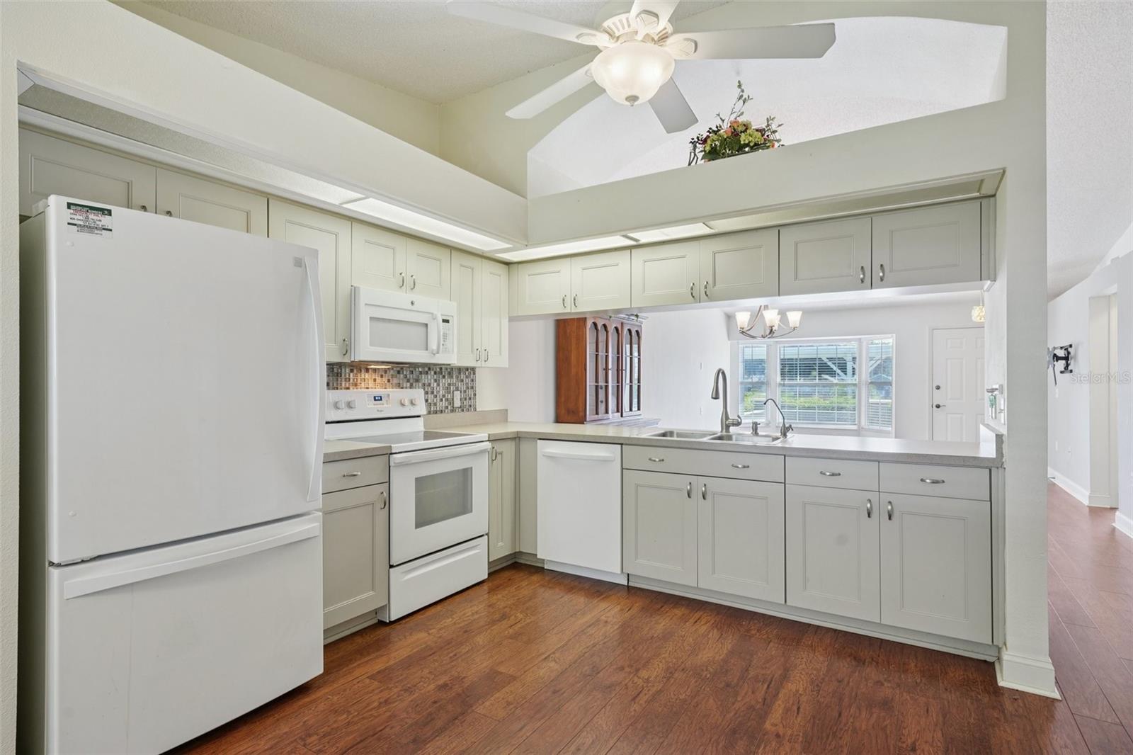 Listing photo id 15 for 38237 Eucalyptus Drive