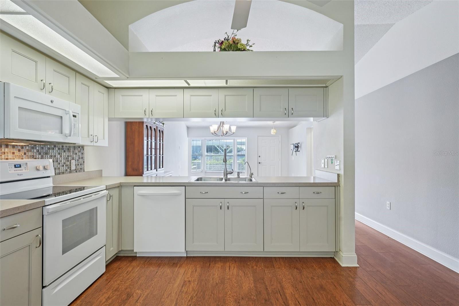 Listing photo id 16 for 38237 Eucalyptus Drive