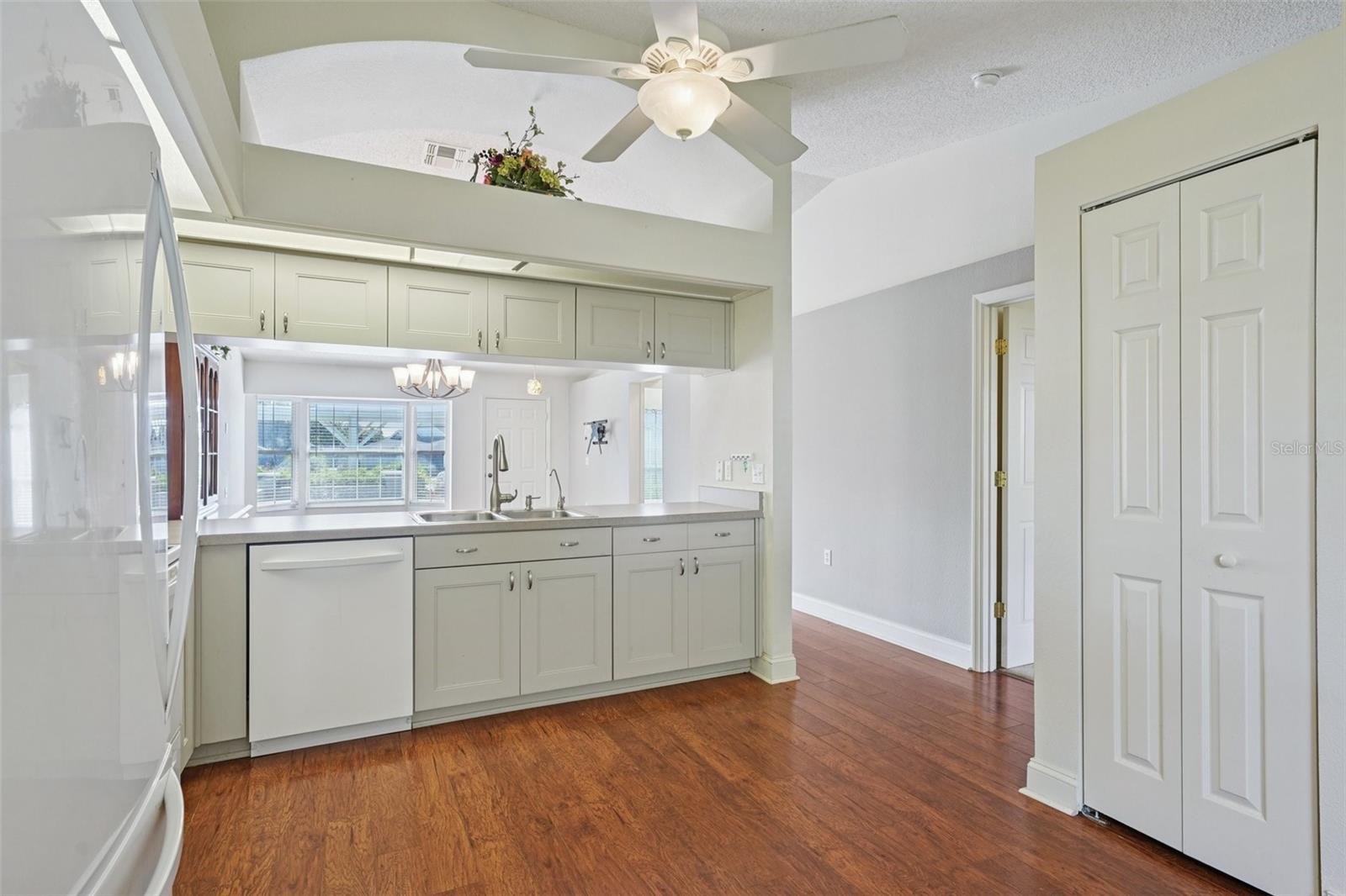 Listing photo id 17 for 38237 Eucalyptus Drive