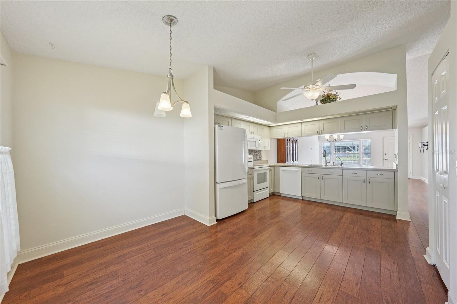 Listing photo id 21 for 38237 Eucalyptus Drive