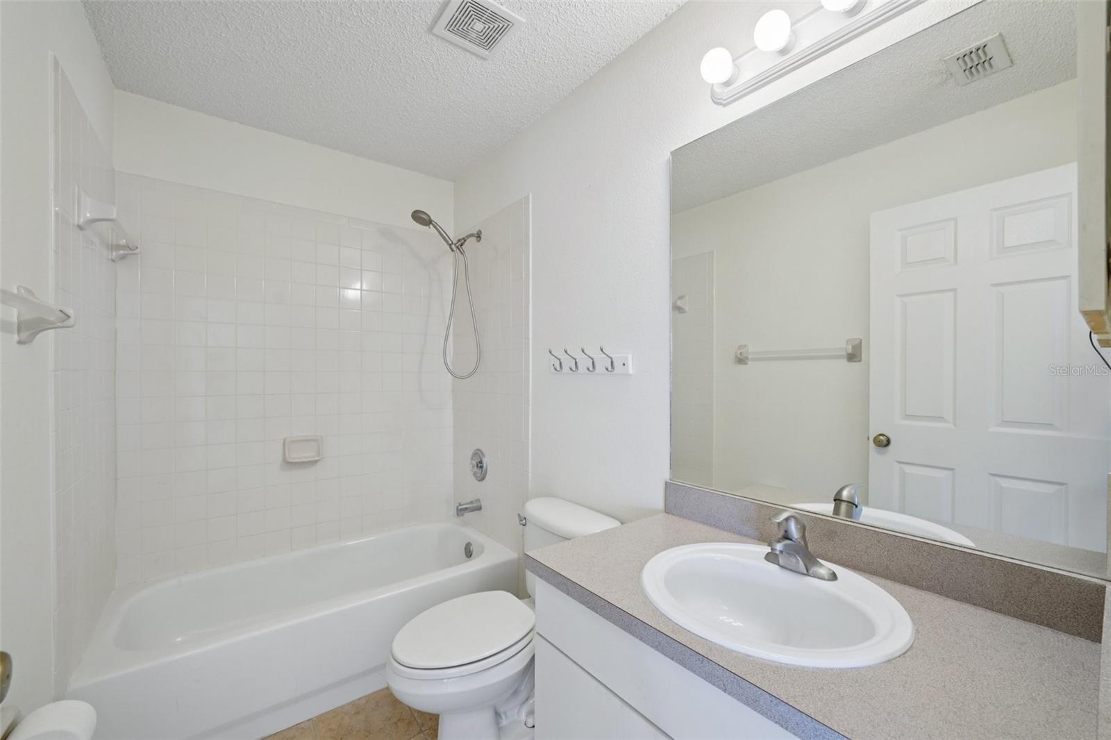 Listing photo id 37 for 38237 Eucalyptus Drive