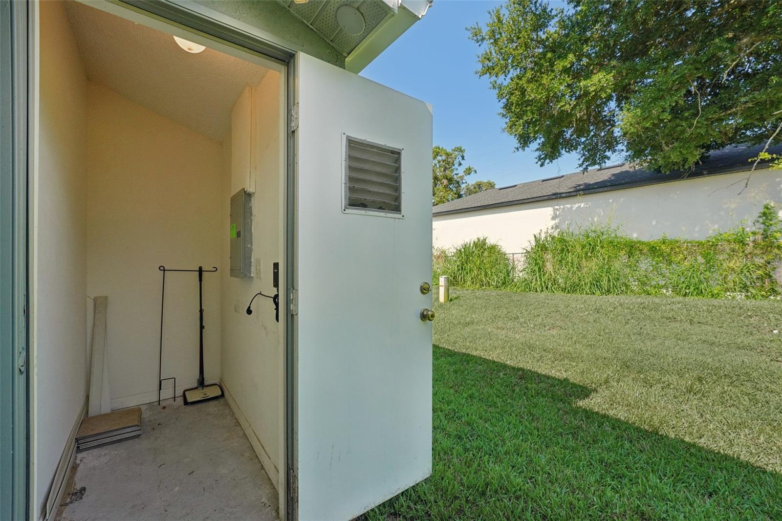 Listing photo id 43 for 38237 Eucalyptus Drive