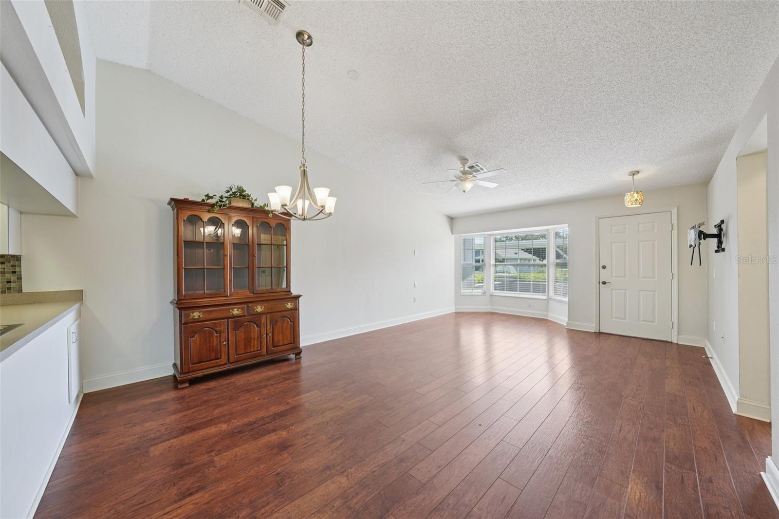 Listing photo id 3 for 38237 Eucalyptus Drive