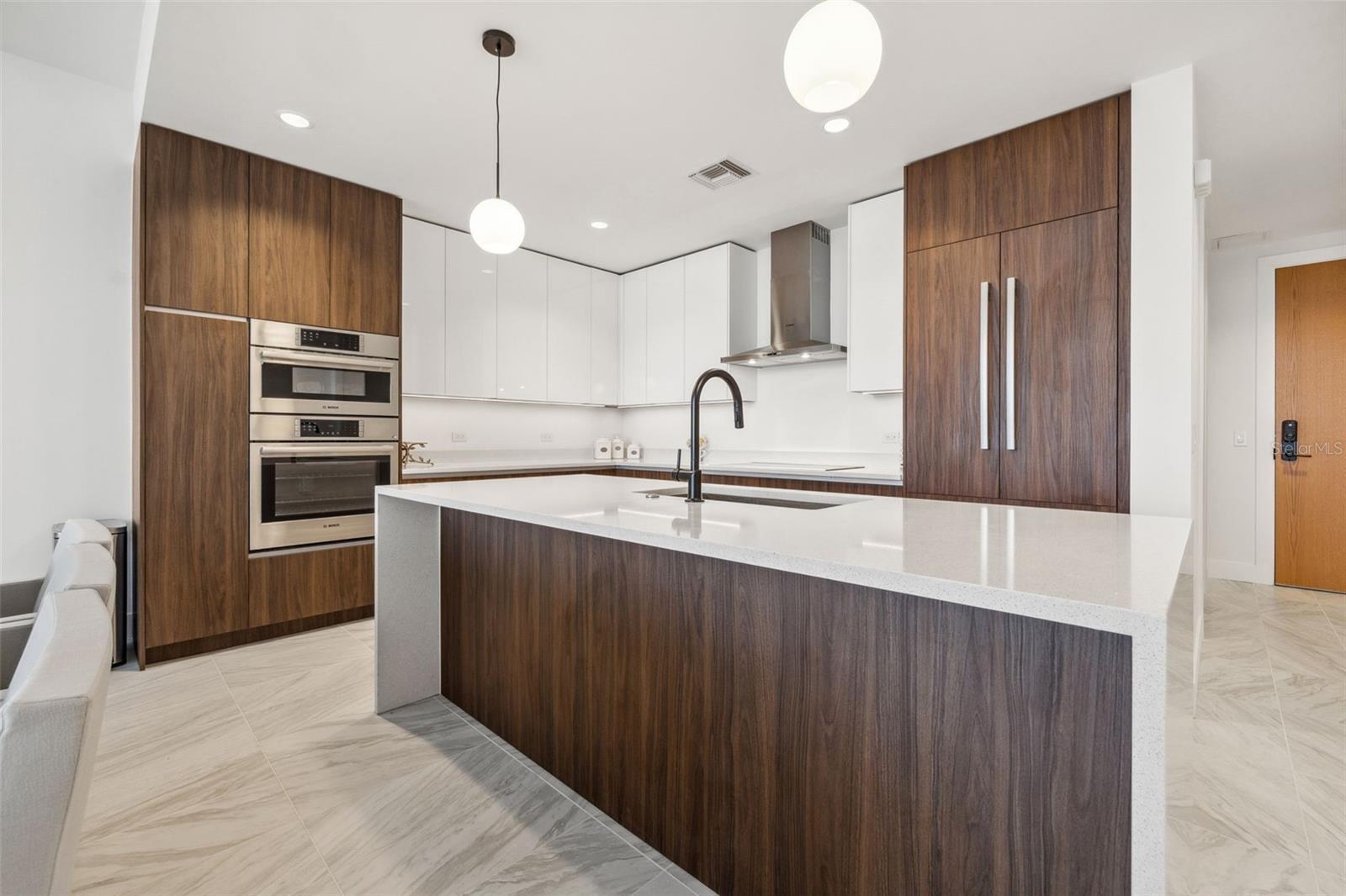 Image 16 of 58 For 777 3rd Avenue N 1406