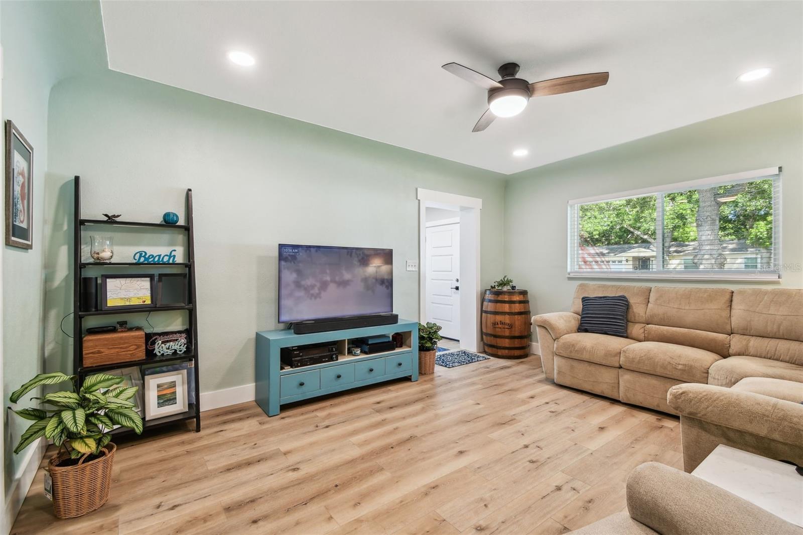 Image 6 of 35 For 1529 Essex Drive N