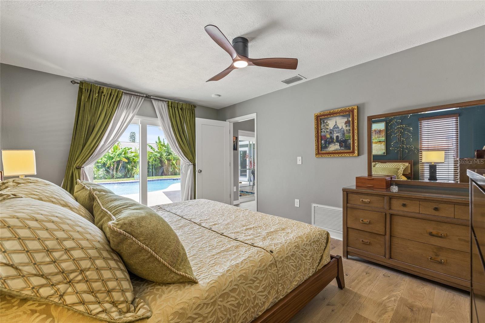 Image 16 of 39 For 2581 61st Avenue S