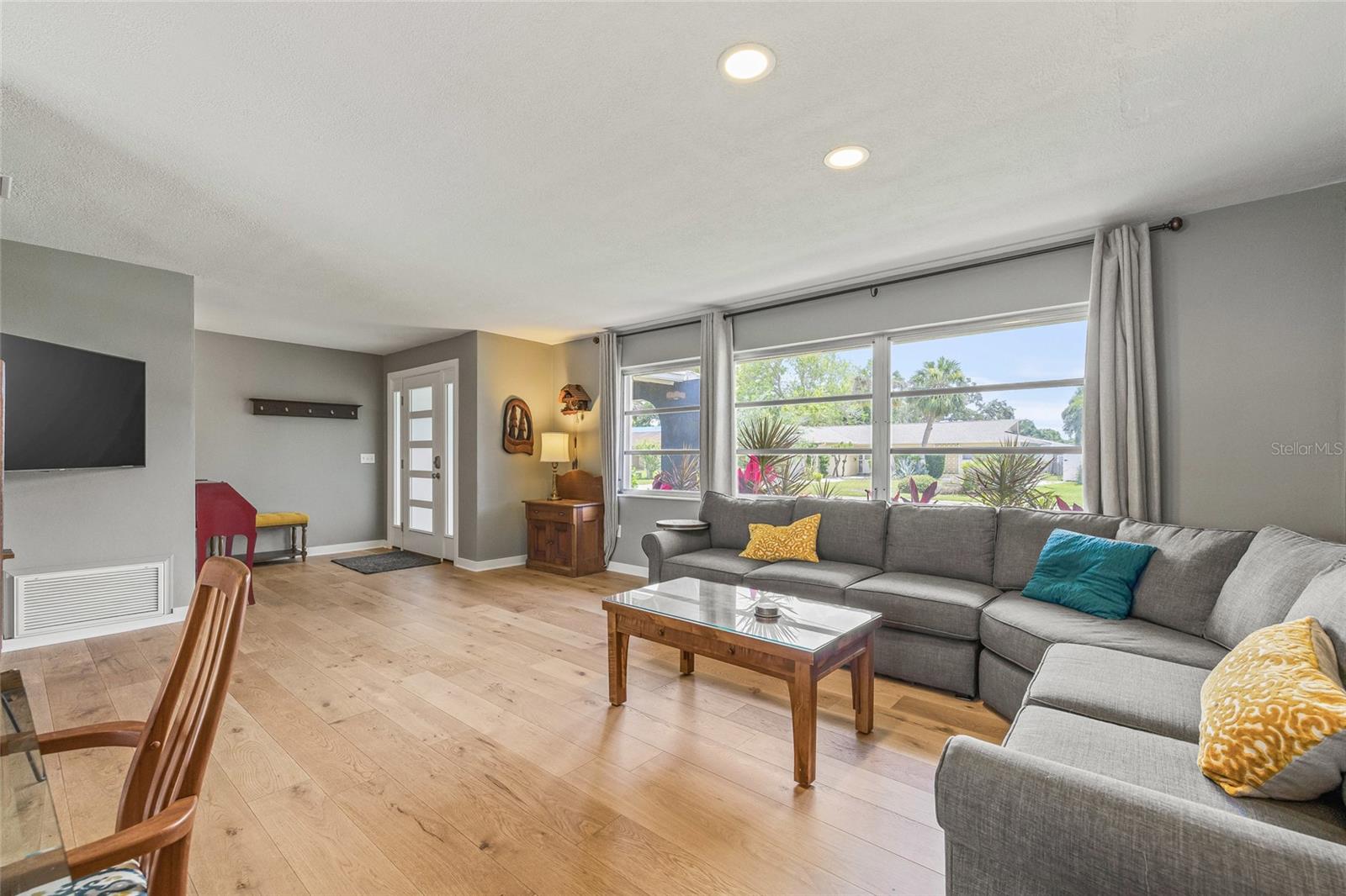 Image 6 of 39 For 2581 61st Avenue S