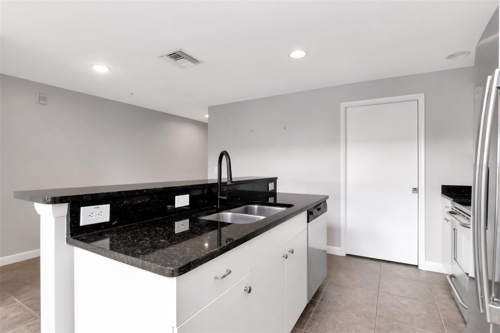 Image 7 of 32 For 1621 4th Avenue 202