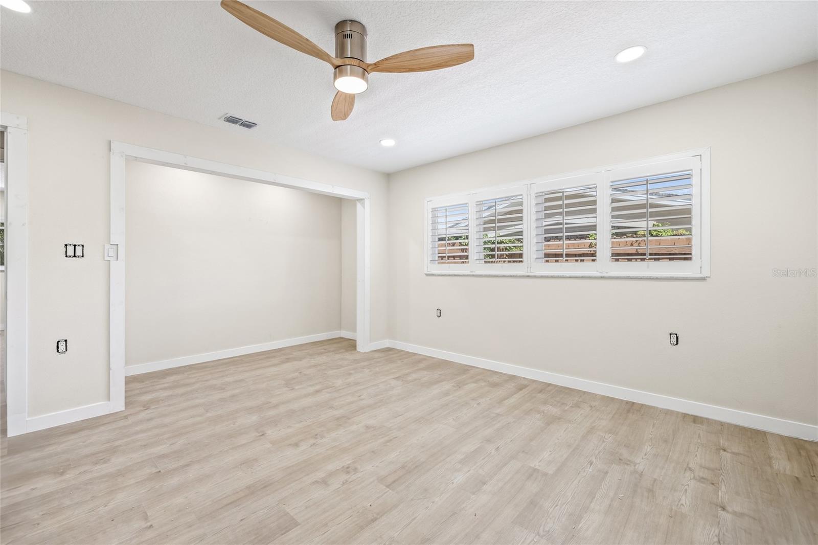 Image 18 of 52 For 6400 Mockingbird Way S