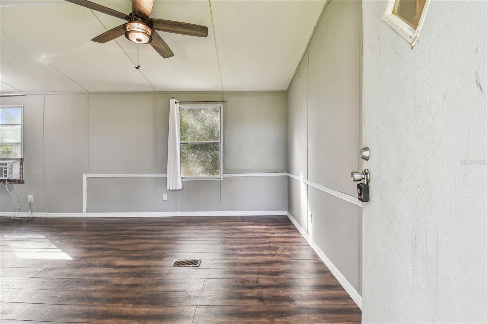 Listing photo id 12 for 18424 Lawrence Road