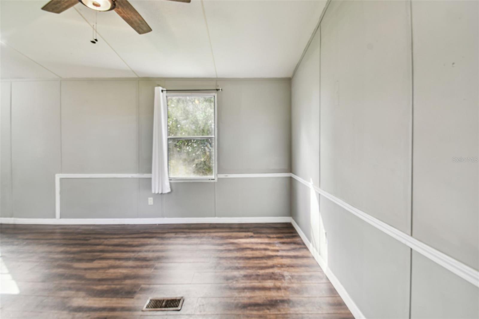 Listing photo id 13 for 18424 Lawrence Road