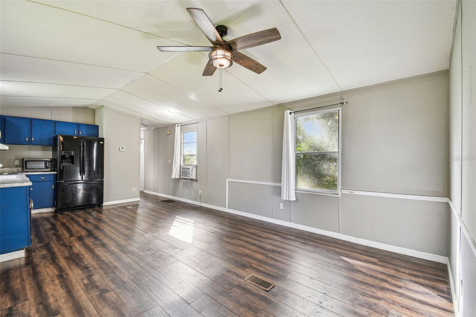Listing photo id 14 for 18424 Lawrence Road