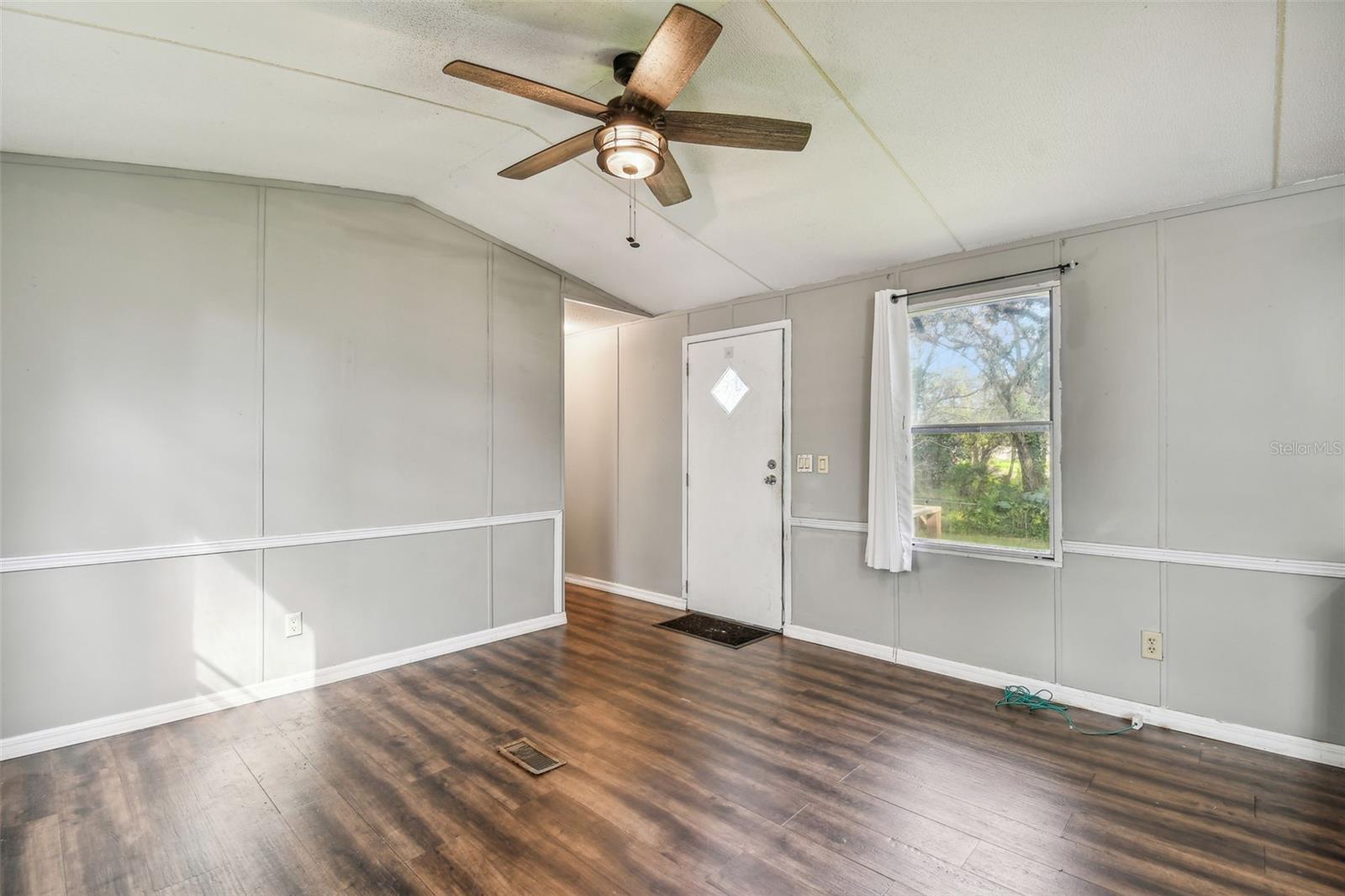 Listing photo id 16 for 18424 Lawrence Road