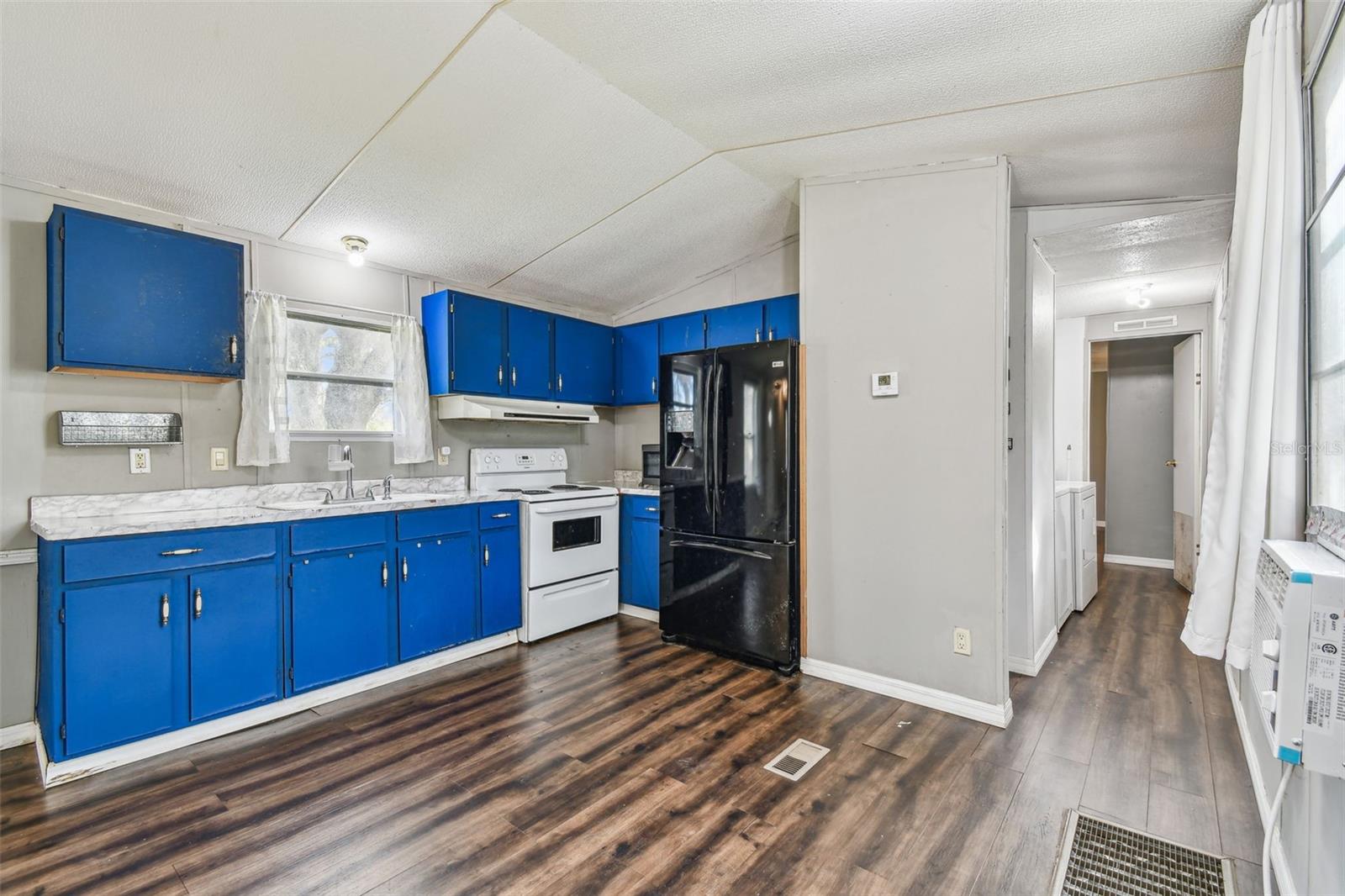 Listing photo id 18 for 18424 Lawrence Road