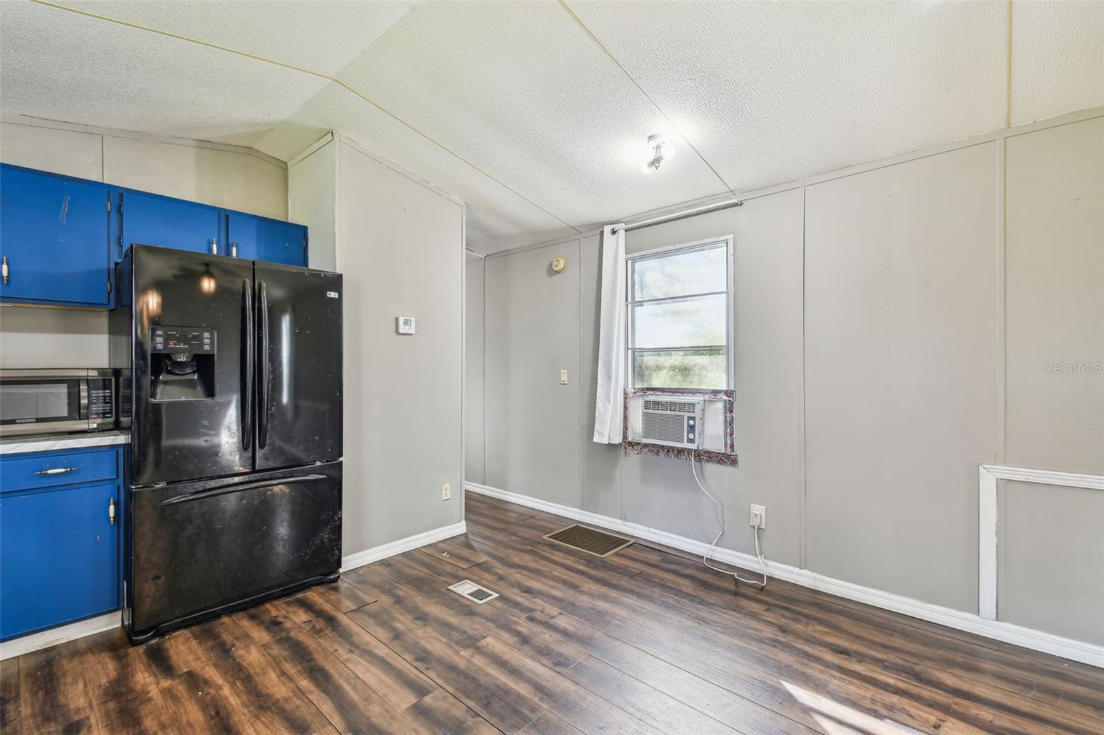 Listing photo id 22 for 18424 Lawrence Road