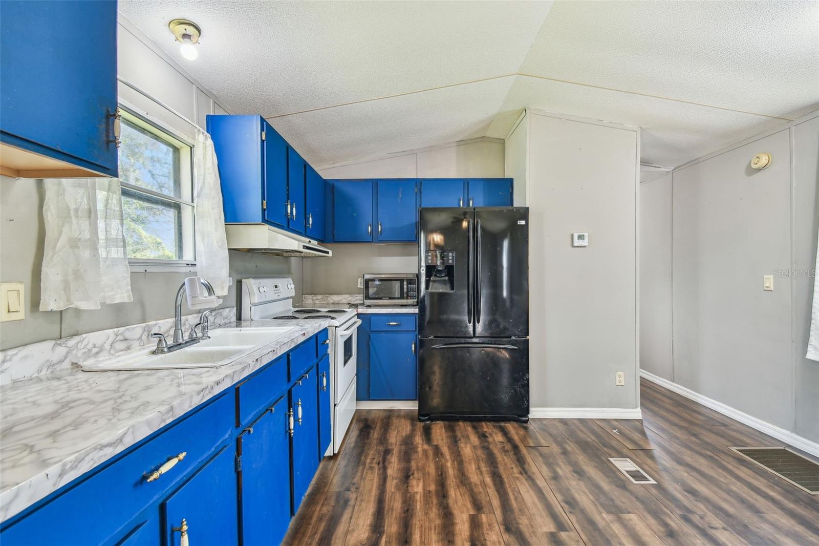 Listing photo id 25 for 18424 Lawrence Road