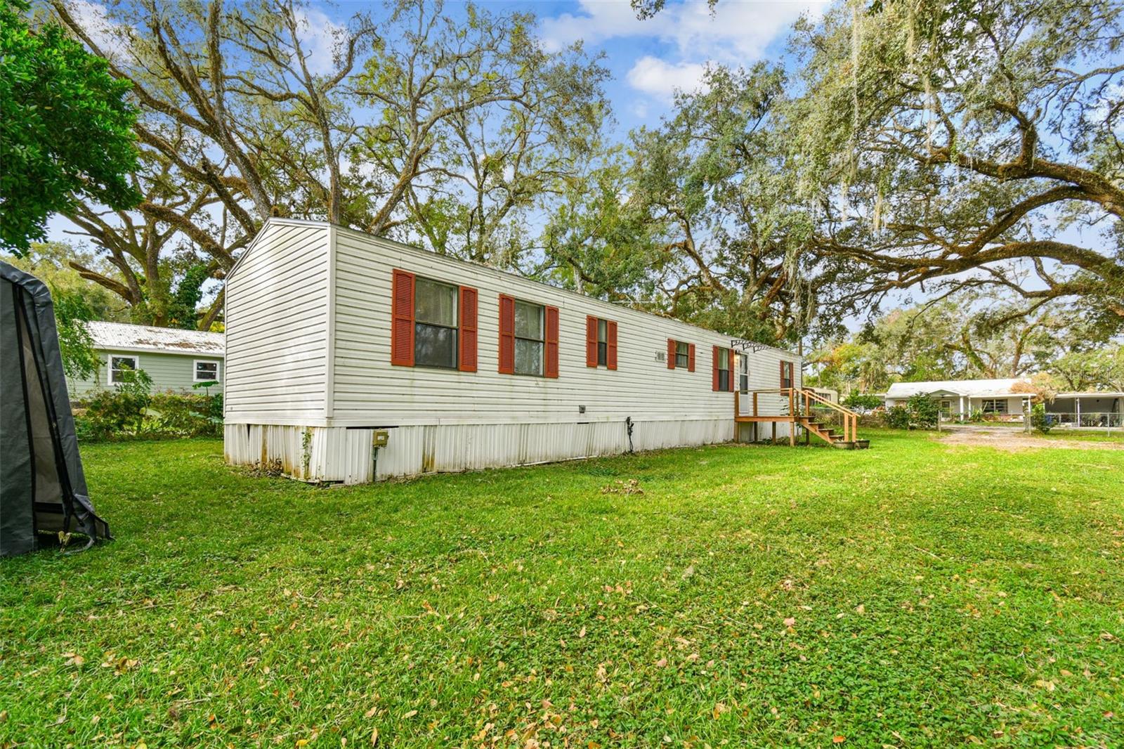 Listing photo id 2 for 18424 Lawrence Road