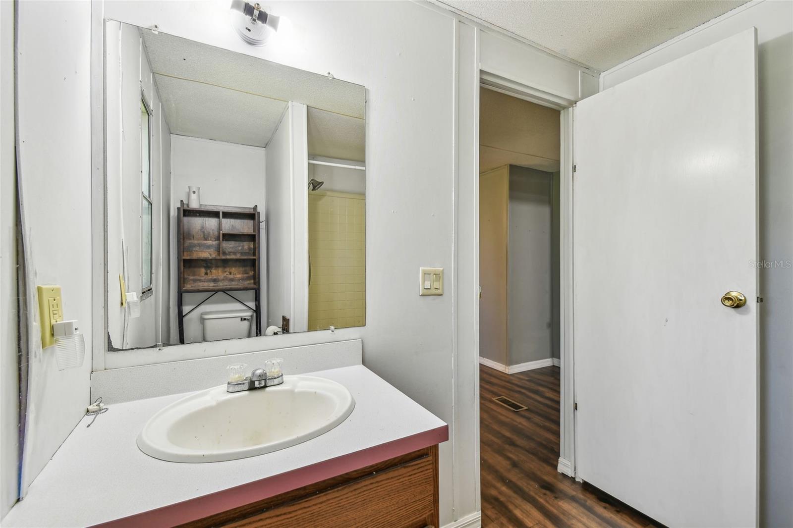 Listing photo id 43 for 18424 Lawrence Road