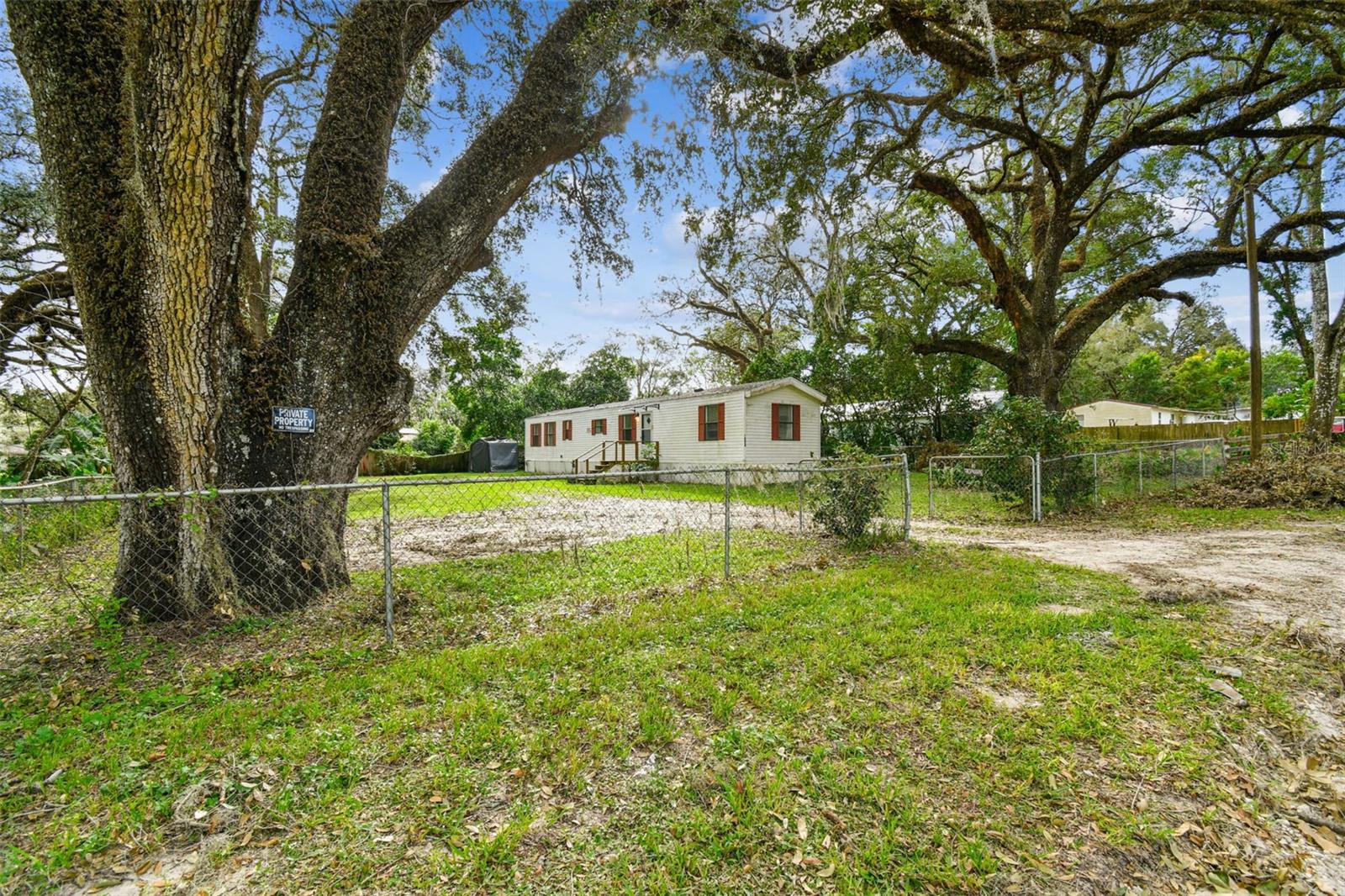 Listing photo id 3 for 18424 Lawrence Road