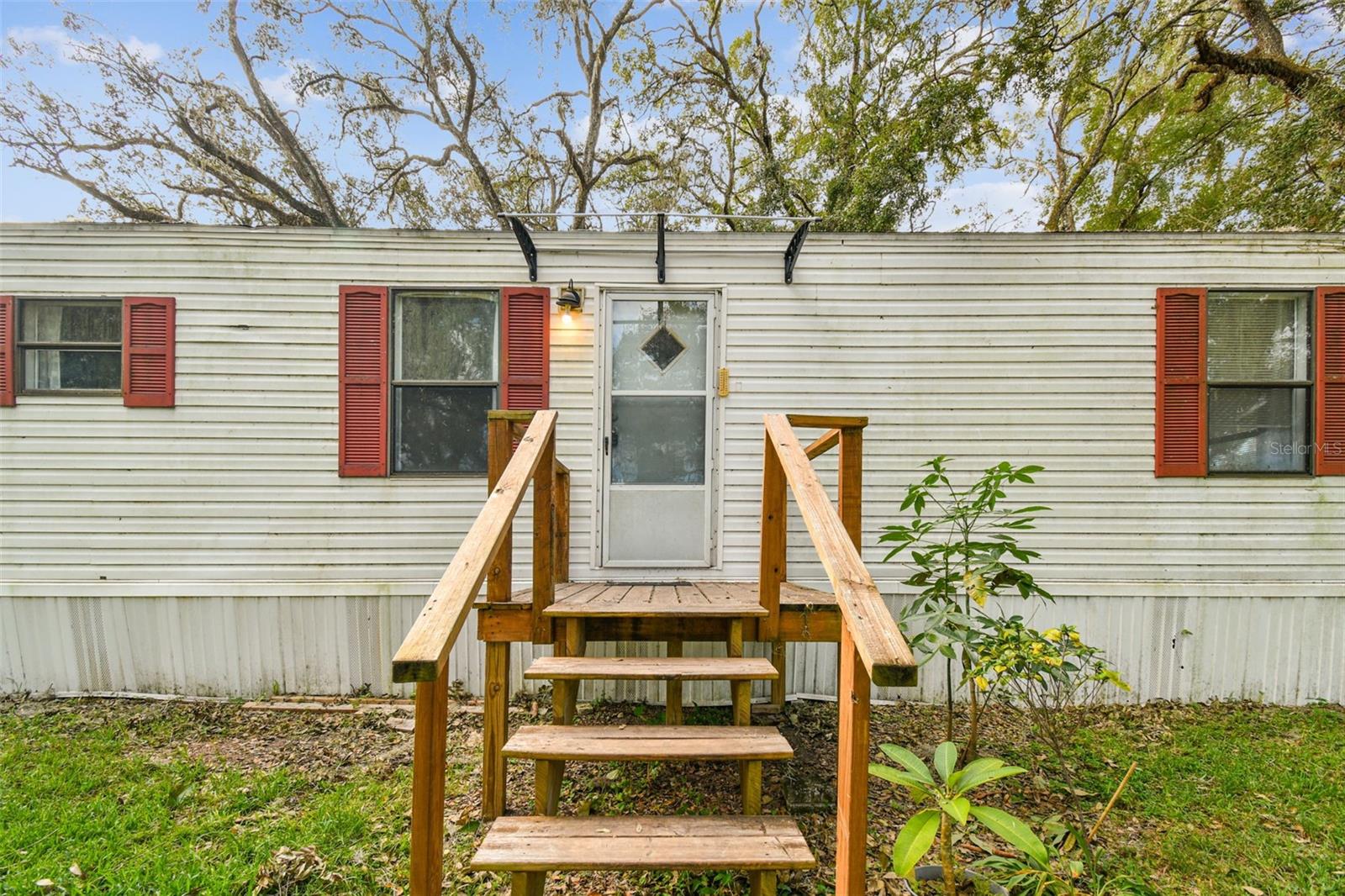Listing photo id 4 for 18424 Lawrence Road