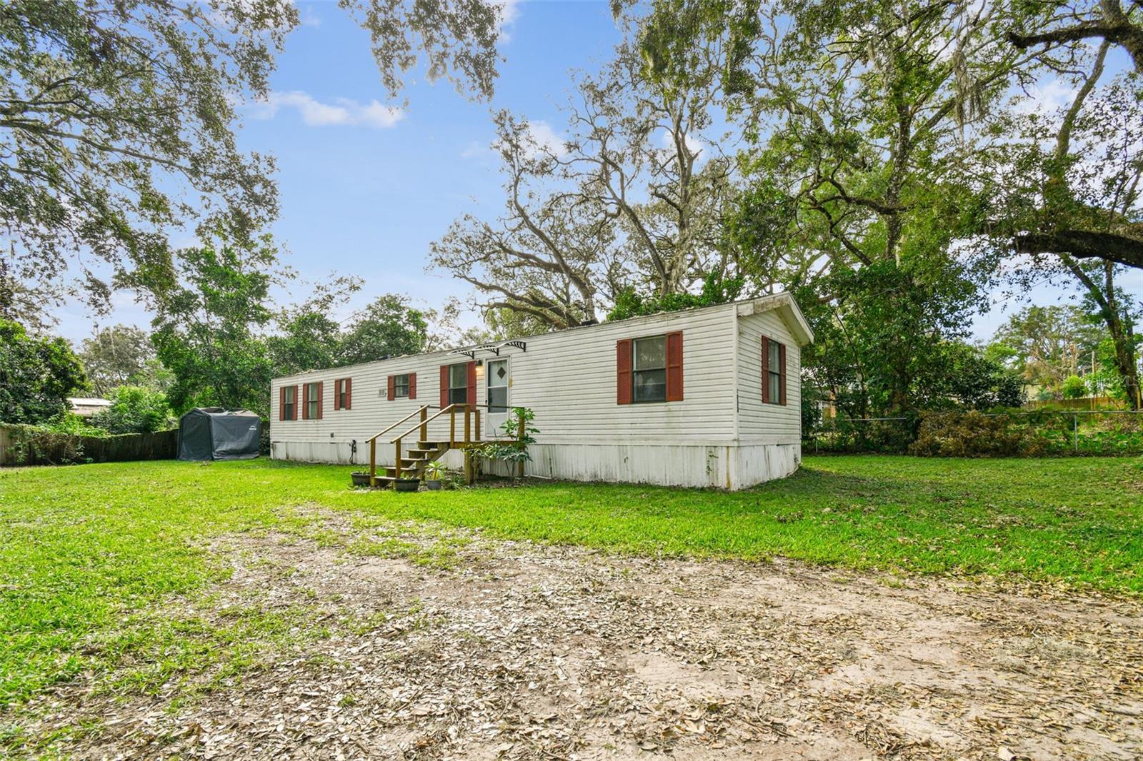 Listing photo id 5 for 18424 Lawrence Road