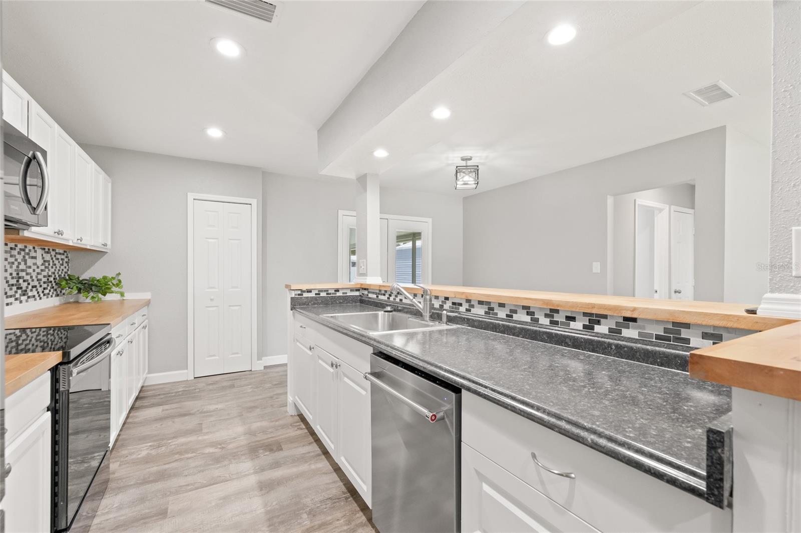 Image 10 of 38 For 6012 Flora Terrace