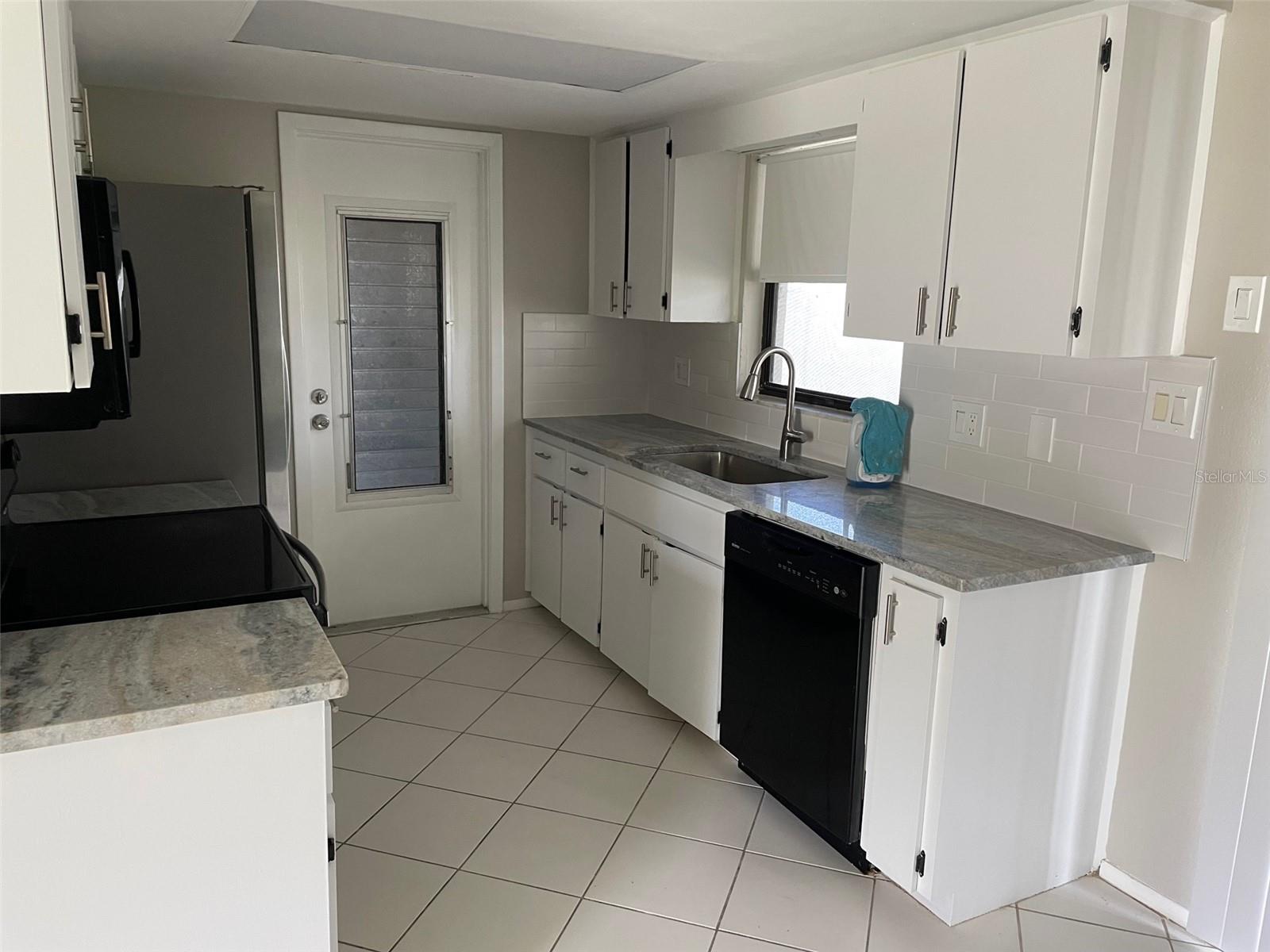 Listing photo id 0 for 8341 Luray Drive