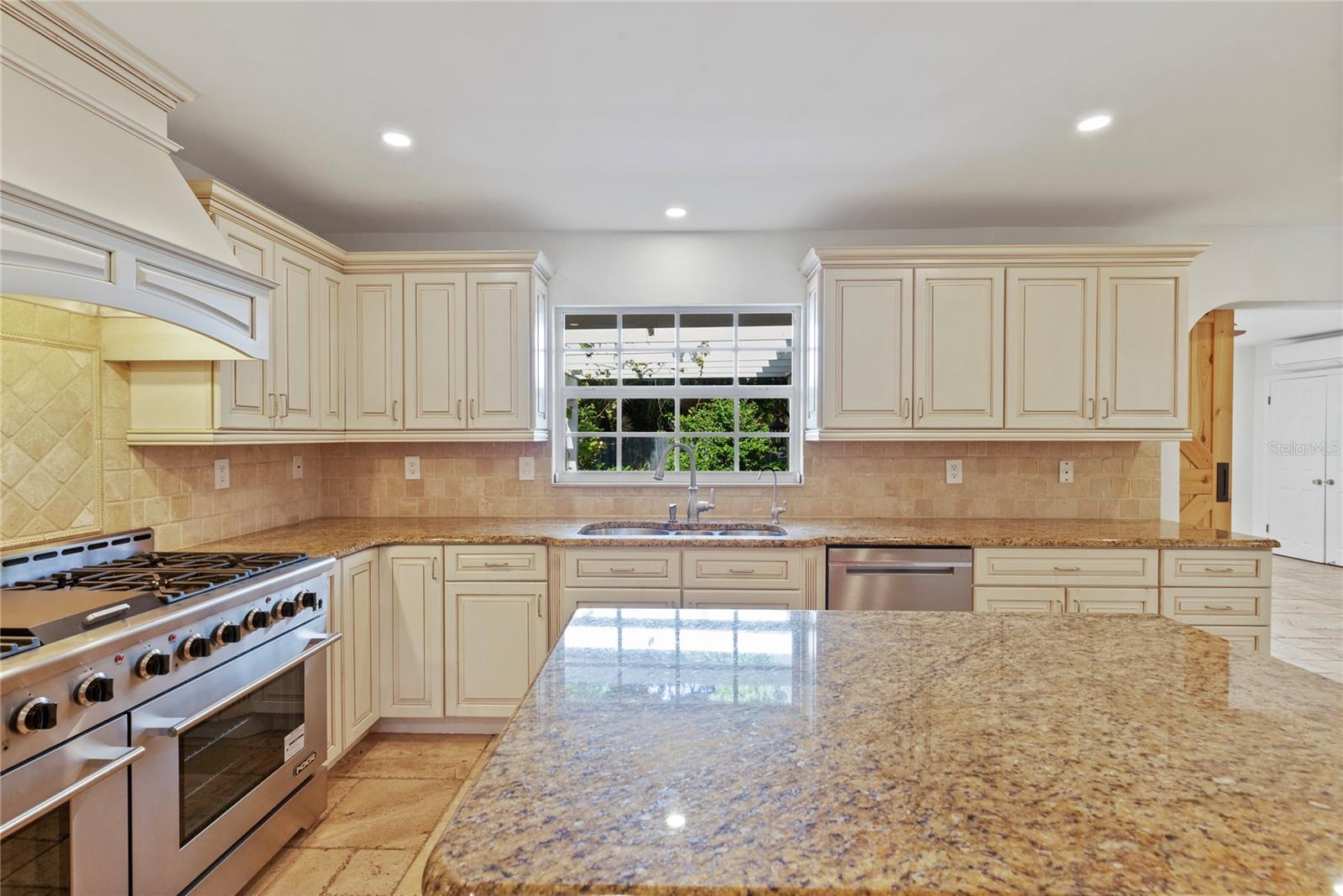 Image 10 of 59 For 302 Eastleigh Drive