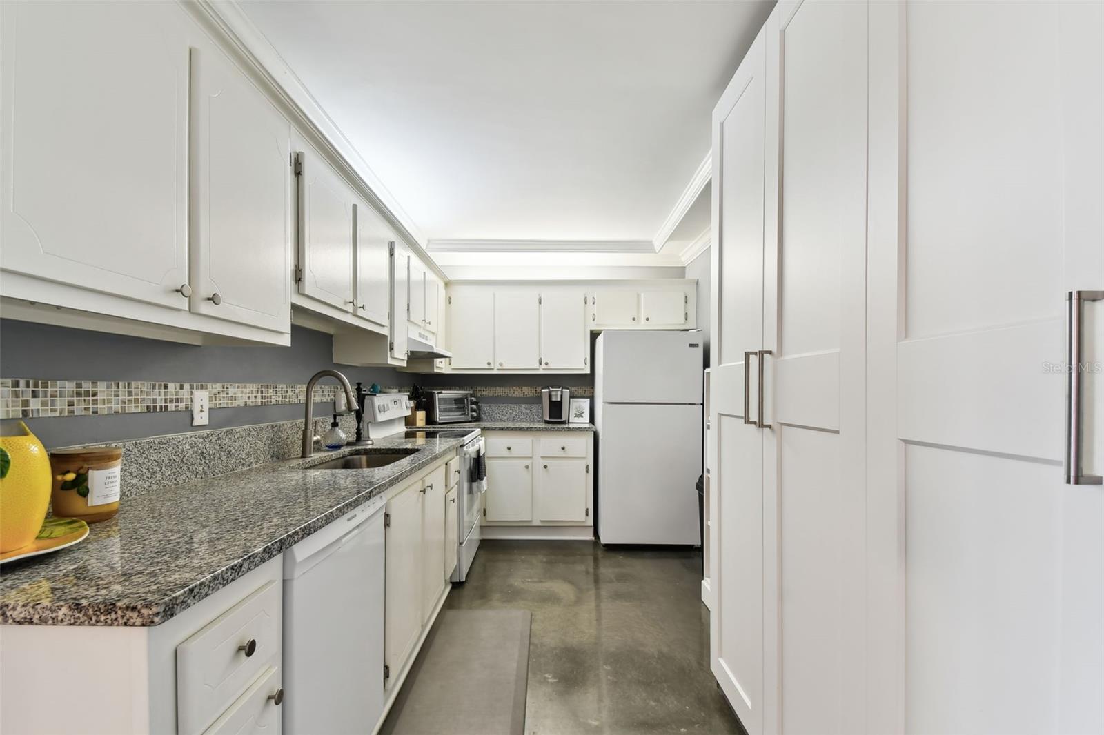 Image 11 of 69 For 255 Dolphin Point 207