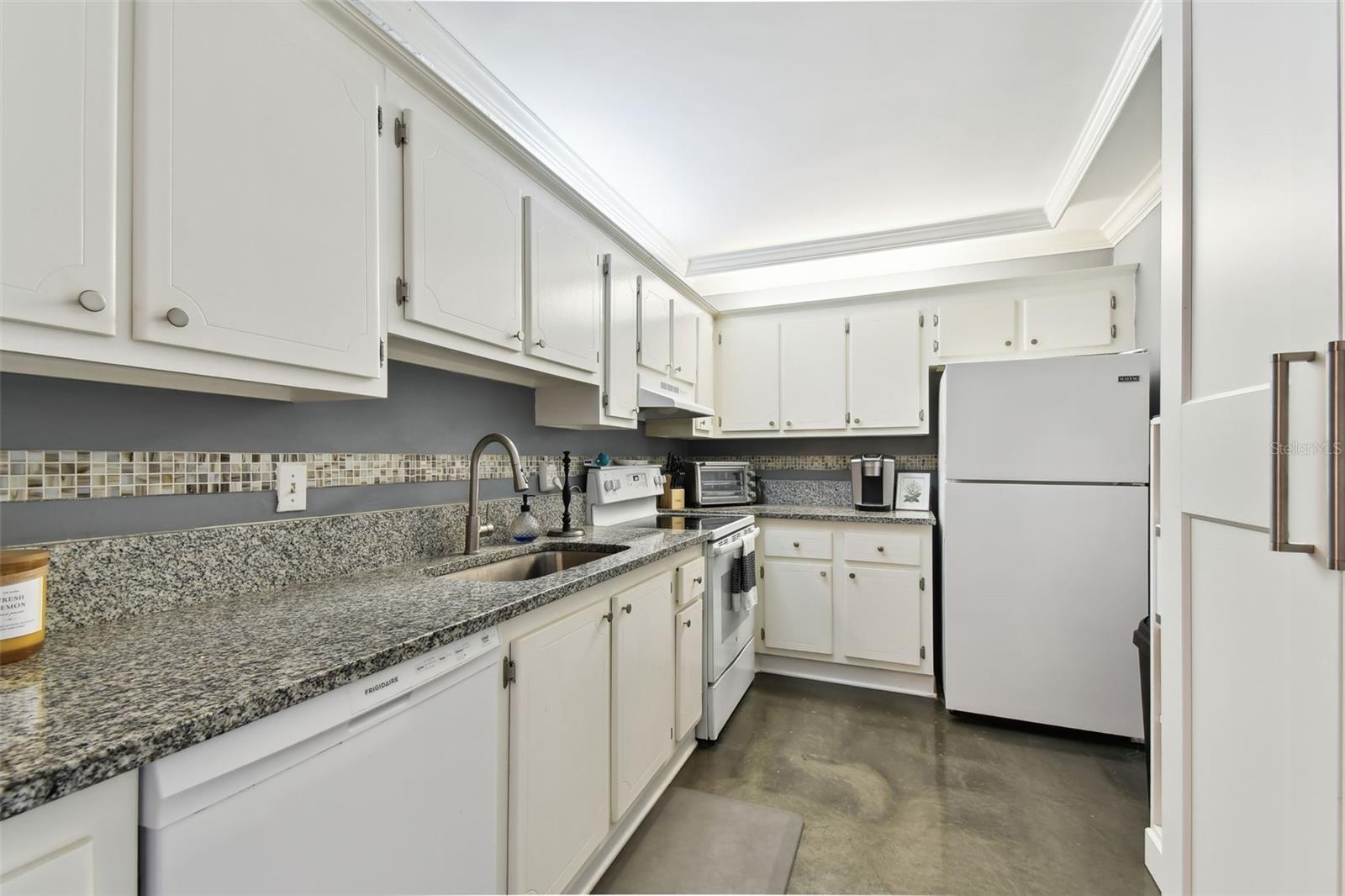 Image 12 of 69 For 255 Dolphin Point 207