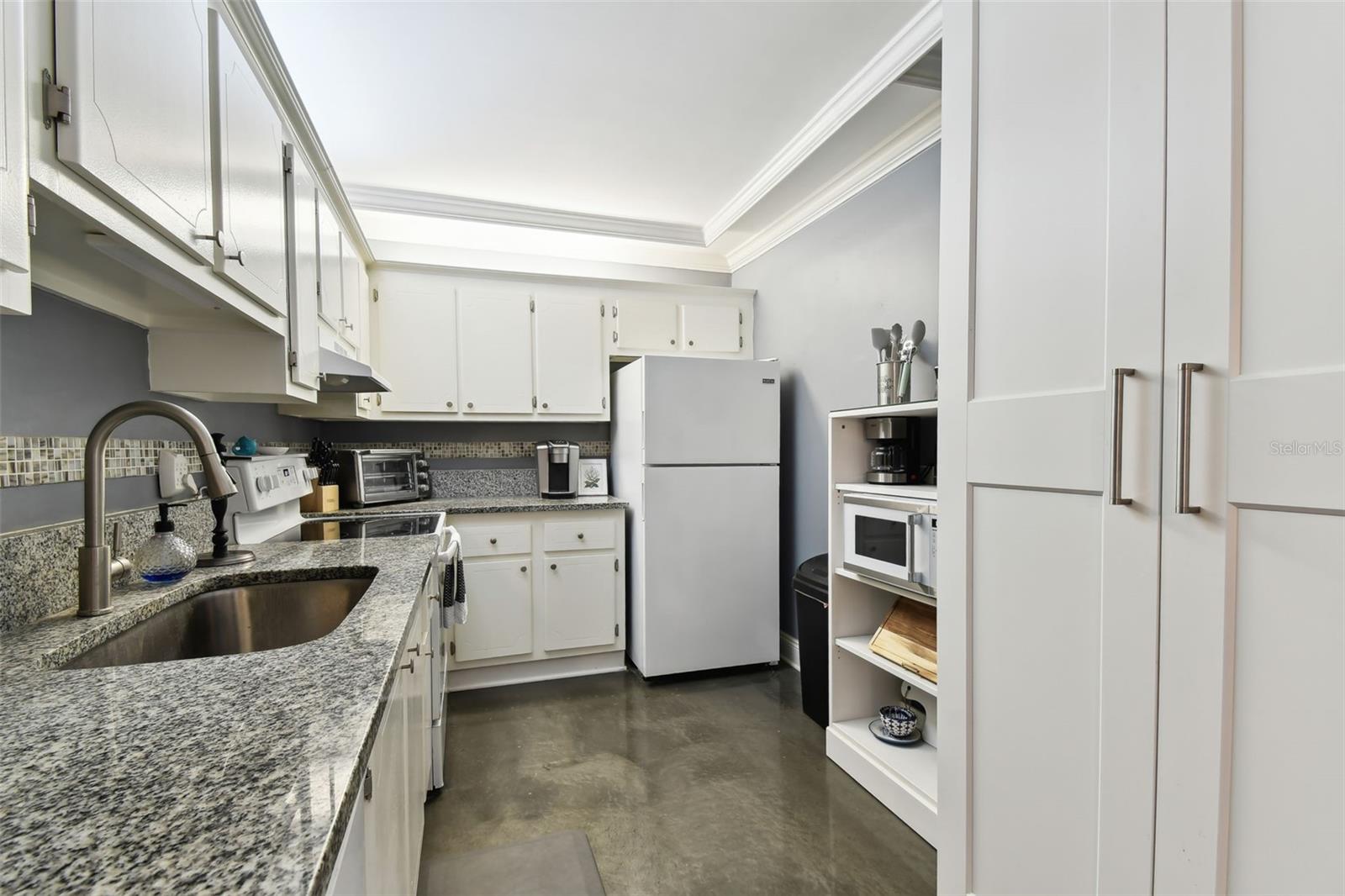Image 13 of 69 For 255 Dolphin Point 207