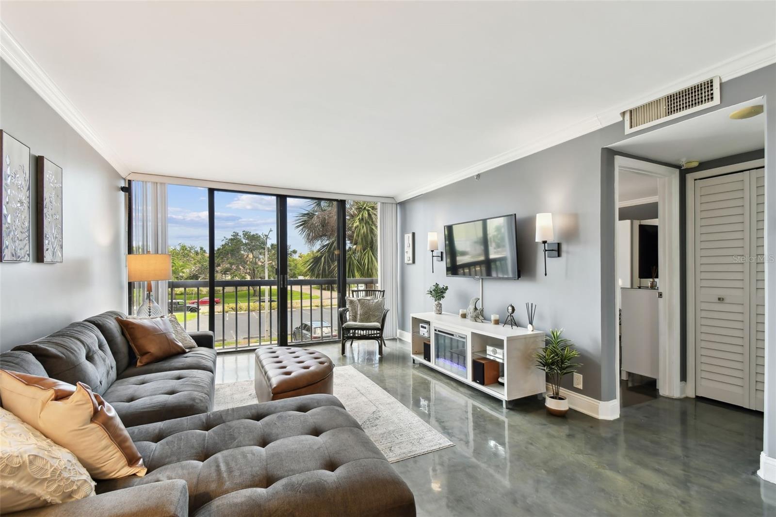 Image 19 of 69 For 255 Dolphin Point 207
