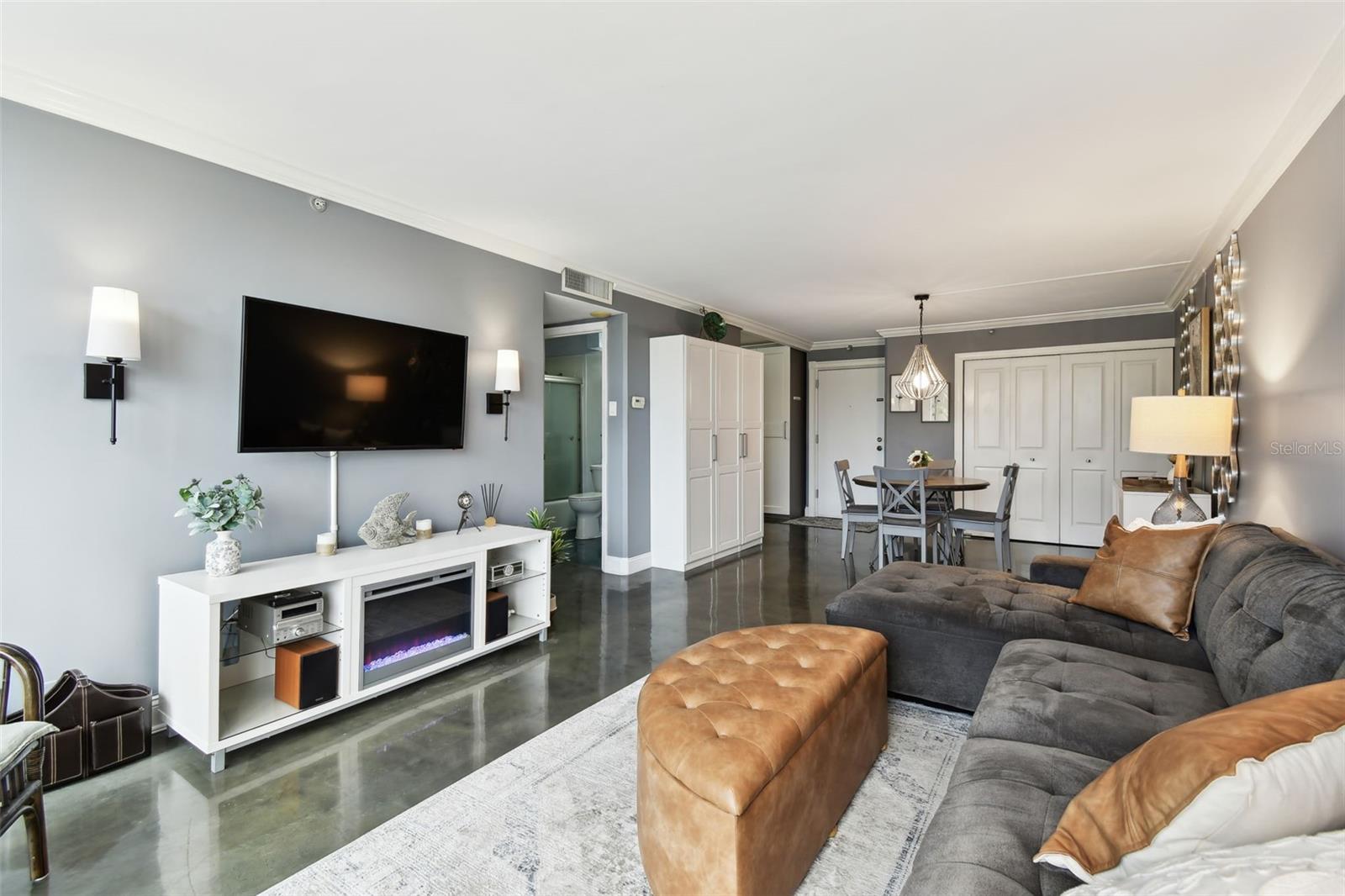 Image 21 of 69 For 255 Dolphin Point 207