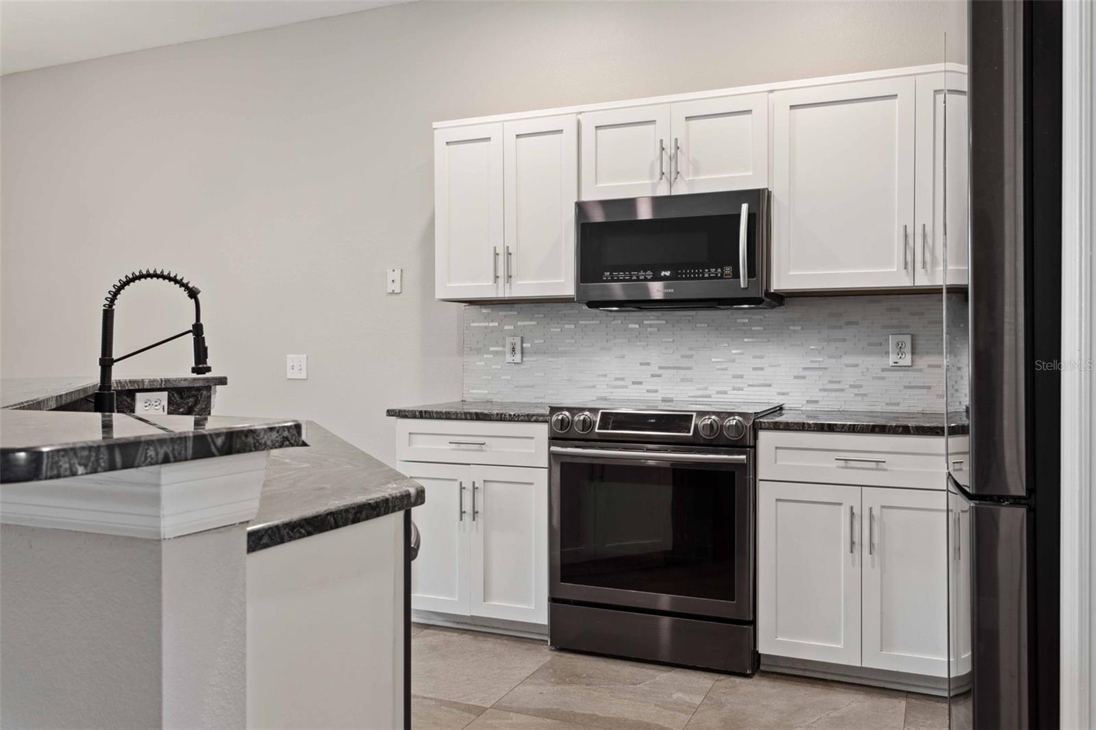 Listing photo id 9 for 739 Vallance Way Ne