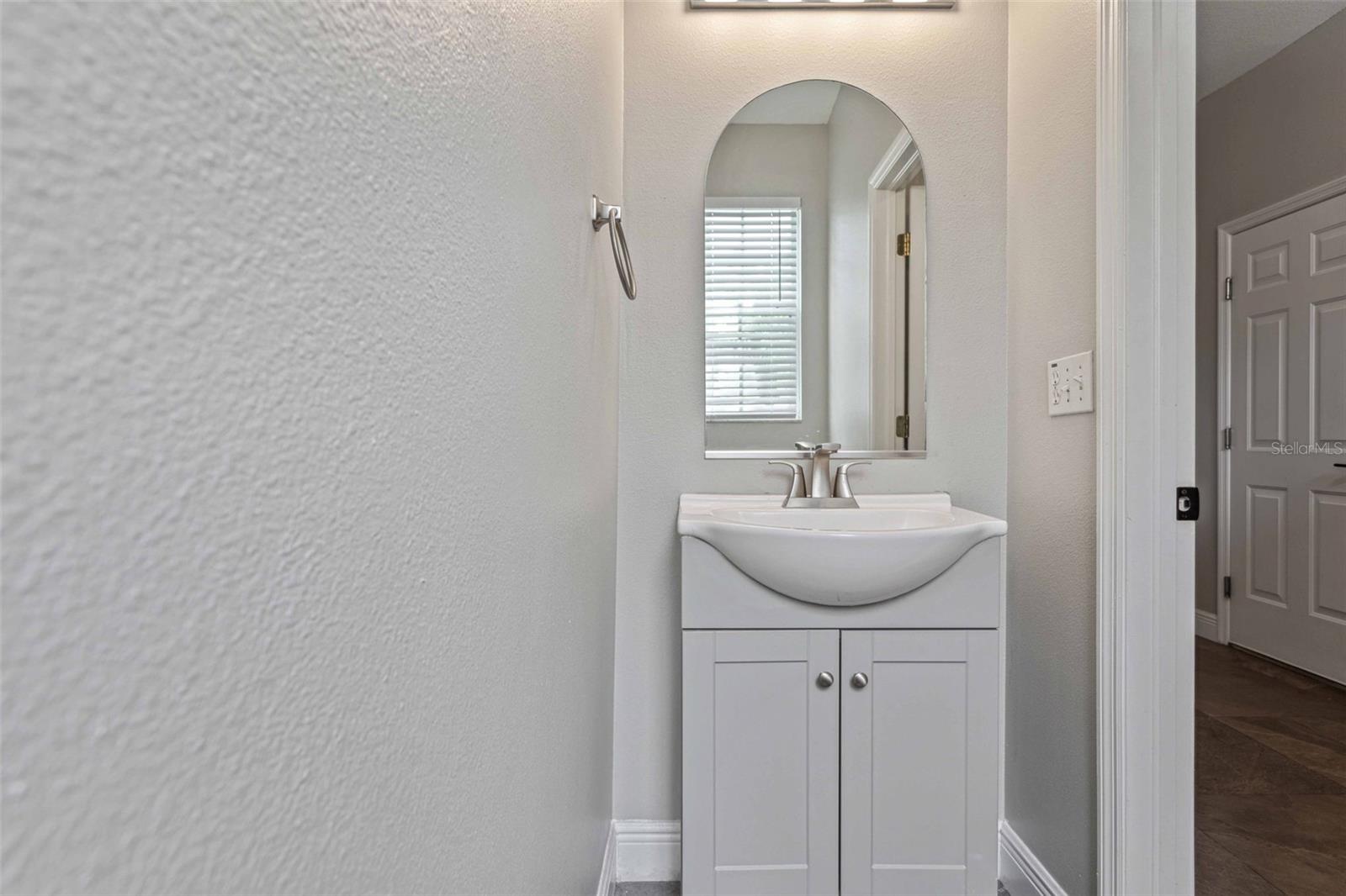 Listing photo id 10 for 739 Vallance Way Ne