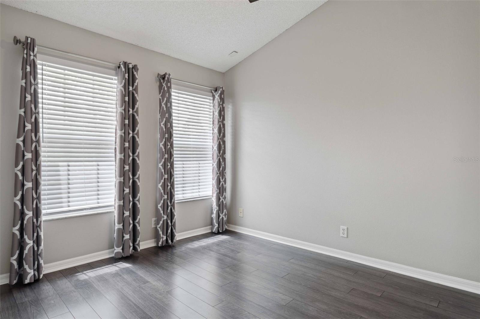 Listing photo id 12 for 739 Vallance Way Ne