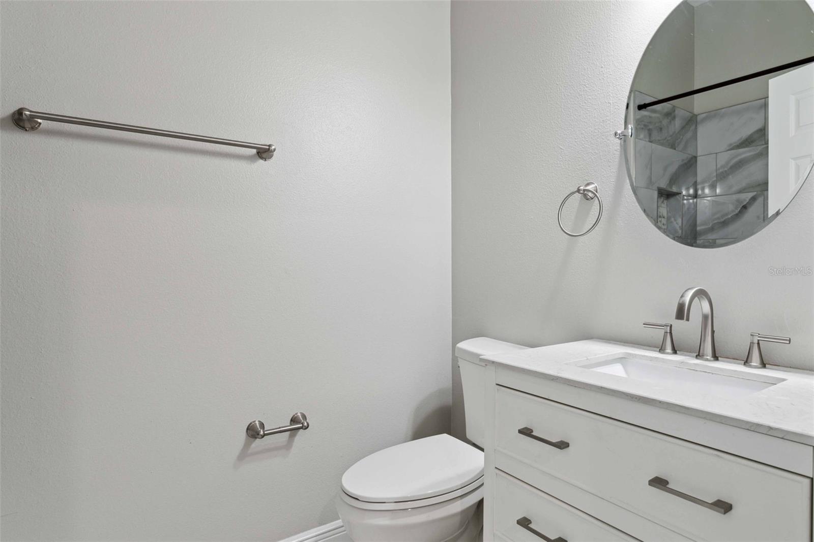 Listing photo id 13 for 739 Vallance Way Ne
