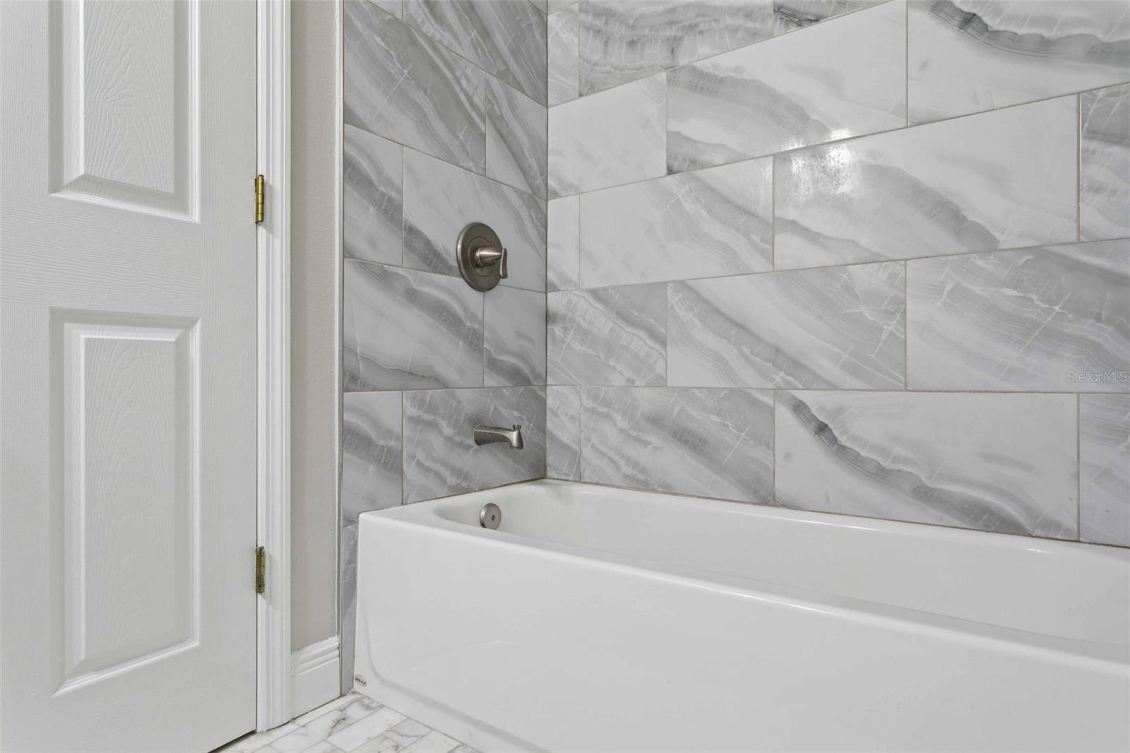 Listing photo id 14 for 739 Vallance Way Ne