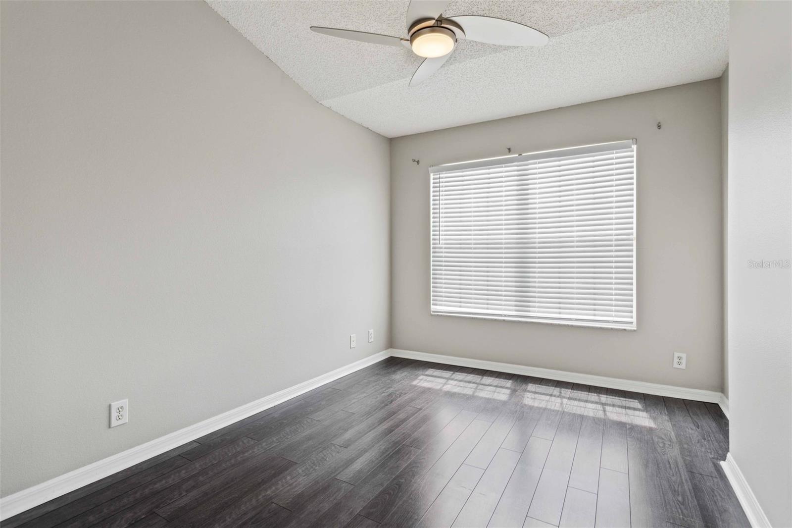 Listing photo id 15 for 739 Vallance Way Ne
