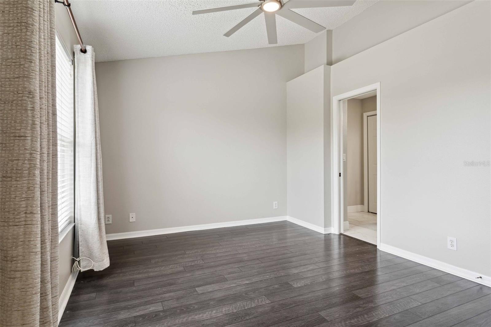 Listing photo id 18 for 739 Vallance Way Ne