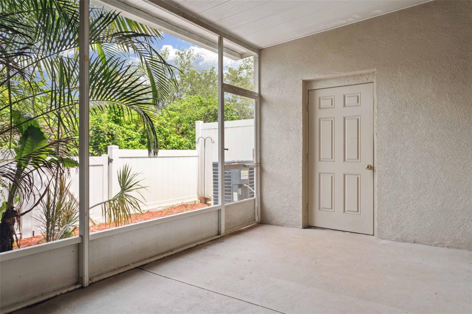 Listing photo id 21 for 739 Vallance Way Ne