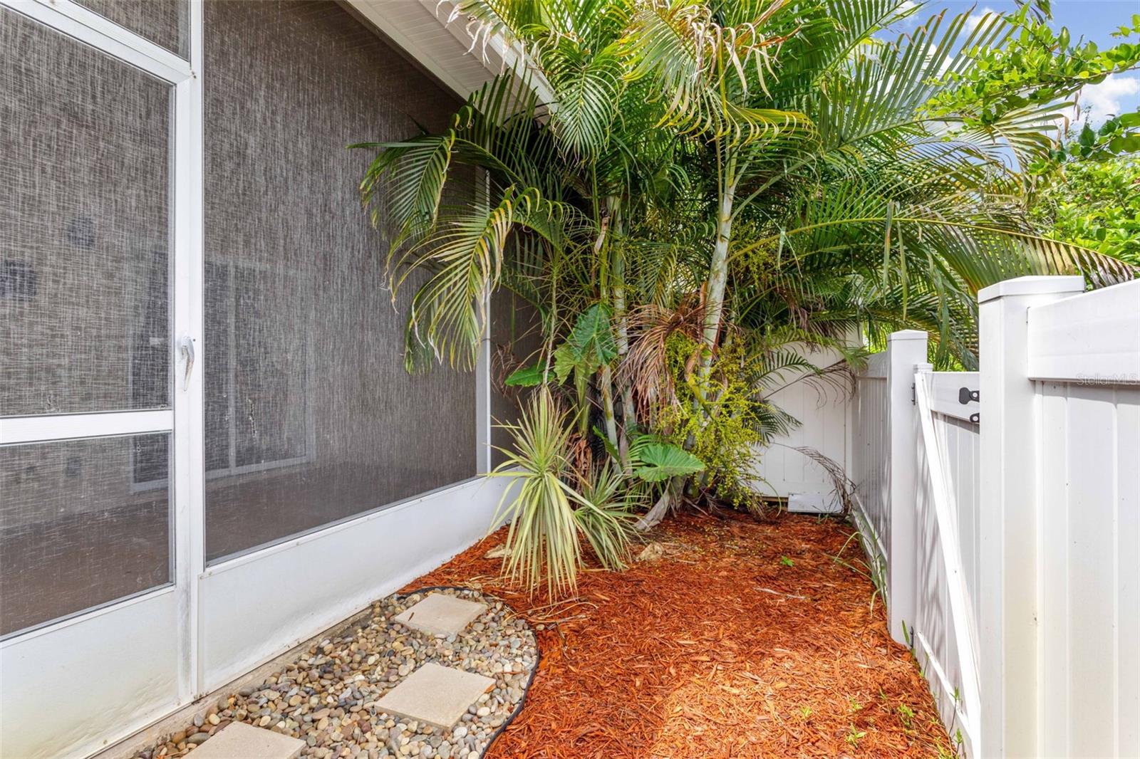 Listing photo id 23 for 739 Vallance Way Ne